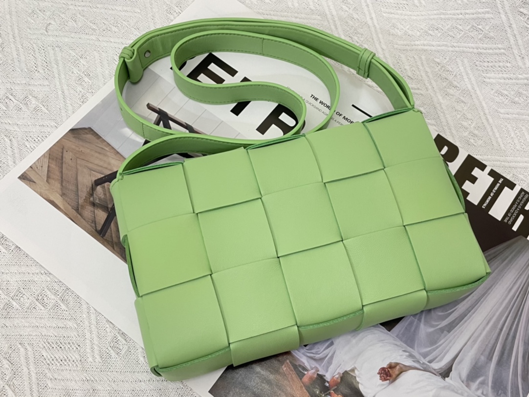 Cassette Intreccio Leather Cross-body Bag Apple Green